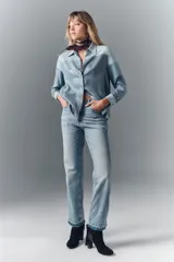 Camisa celeste de tencel con diseño patchwork y lentejuelas transparentes bordadas. Tiene calce recto, cuello camisero y botones metálicos.