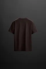 Camiseta deportiva marrón de tejido técnico ligero y elástico con estructura. Cuello redondo, manga corta, costuras planas y logo estampado.