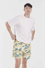 Short de baño celeste con estampado de margaritas amarillas y cordón ajustable en la cintura.