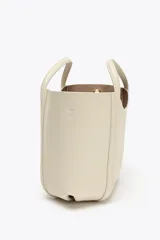 Bolso mini city color marrón con asa de mano y asa bandolera extraíble. Incluye bolsa interior extraíble con cierre mediante cremallera.