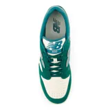 Championes New Balance BB480LPA, color verde con detalles en blanco y celeste.