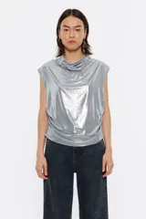 Camiseta plateada metálica con cuello drapeado y sin mangas.