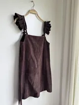 Vestido corto marrón de gamuza con breteles anchos con volados y corte recto.