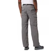 Pantalón de senderismo convertible en short, color negro, con cinturón marrón y múltiples bolsillos.