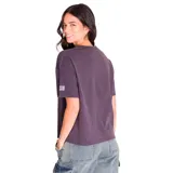 Remera gris oscuro de corte cuadrado con cuello redondo y mangas cortas. Estampado frontal con el logo de Caterpillar en amarillo.