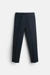 Pantalón de vestir azul marino, de corte slim fit, con bolsillos laterales y traseros de vivo con botón. Se ajusta a la cintura con cierre frontal con cremallera y botón.