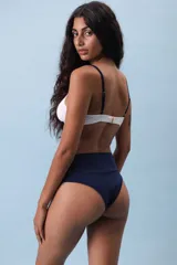 Culotte de algodón suave color azul marino, con tiro alto y faja ancha en la cintura.