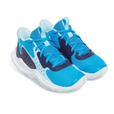 Championes de básquet Under Armour UA GS Jet 23, con capellada de mesh celeste y detalles en azul marino. Entresuela Micro G blanca con diseño de ondas en relieve.