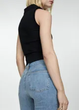 Pantalón de jean celeste, de corte skinny y tiro alto.