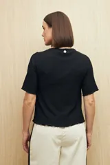 Top color crema de textura acanalada, con cuello semi alto y mangas cortas.