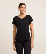 Remera deportiva negra de microfibra con cuello redondo y mangas cortas con recortes en color beige.