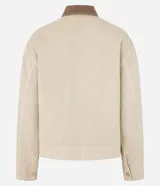 Campera worker color beige, confeccionada en sarga de algodón con cuello marrón contrastante de pana. Tiene bolsillos laterales y cierre frontal con botones.