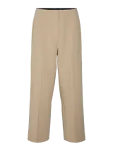 Pantalón de vestir color beige, de corte recto y tiro alto, con pinzas frontales y tejido elástico.