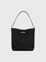 Bolso tipo hobo de cuero color negro, con asa de hombro ajustable y cierre superior con broche metálico.