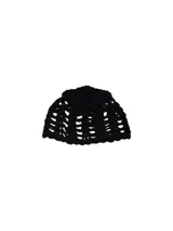 Gorro de crochet negro con diseño calado.