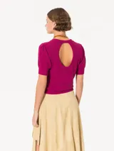 Sweater celeste tejido en bucle, de mangas cortas y largo a la primer cadera.