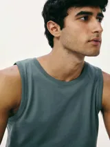 Musculosa azul de corte clásico, con cuello redondo y sisas amplias.