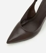 Zapato de tacón tipo anabela (cuña) color marrón oscuro, con punta fina y diseño slingback con tira elástica en el talón. Confeccionado en poliuretano con acabado liso.