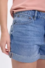 Short de jean de tiro alto, color azul medio, con dobladillo en el bajo.