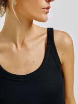 Musculosa corta verde de tela acanalada con cuello redondo y sisas anchas.