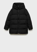 Campera puffer larga color beige, con capucha, cierre frontal con cremallera y bolsillos laterales con cierre.