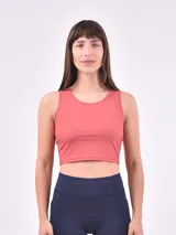 Top deportivo corto color lila, con espalda racerback y calce ajustado.