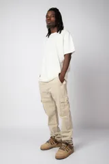 Remera oversize color crudo de algodón, con cuello redondo y mangas cortas.