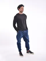 Sweater negro de punto con cuello redondo y mangas largas.