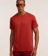 Remera deportiva color ladrillo con estampa cuadriculada y textura. Confeccionada con tecnología dry, cuello redondo y manga corta. Corte regular.