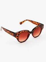 Lentes de sol con montura de carey y lentes marrones degradé.