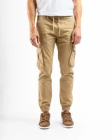 Pantalón cargo color beige, de corte slim, con cintura ajustable con cordón, bolsillos laterales con solapa y puños elásticos.