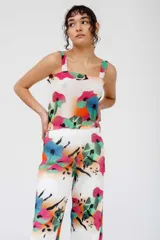 Top blanco con estampado de flores en tonos rosa, azul, verde y naranja.
