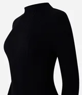 Blusa marrón de punto con cuello alto y manga larga.