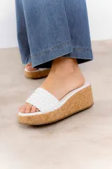 Sandalia con plataforma de corcho y capellada tejida de cuero vacuno color beige.