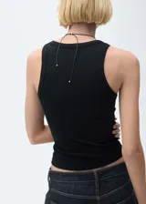 Musculosa negra de algodón con cuello redondo y sisas anchas.