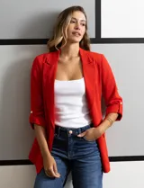 Blazer rojo de crepe marca Tahari, con cuello con solapa y abertura central. Tiene mangas 3/4 regulables con presilla y botón, bolsillos delanteros y forro interno.