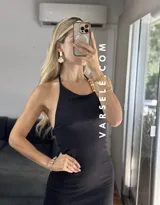 Vestido largo blanco de tejido cloque con licra, corte ajustado y breteles finos.