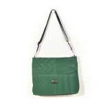 Cartera de nylon color verde con diseño acolchado, con un cierre amplio y banda ajustable.