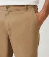 Bermuda masculina de sarga color rosado, con corte recto y bolsillos laterales.