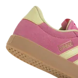 Championes Adidas VL Court 3.0 de gamuza color rosa con detalles en amarillo y suela color caramelo.