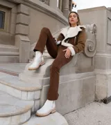 Botas Chelsea de cuero vacuno negro con elásticos laterales, cierre interno y suela de goma artesanal.