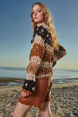 Short de cuero color marrón con terminaciones en crochet de algodón.