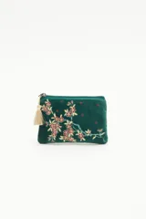 Bolso mini de terciopelo color verde con bordado de flores rojas y amarillas. Tiene cierre con borla.