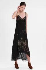 Vestido largo negro de seda con breteles finos y escote en V con puntilla. Estampado con motivos astrológicos dorados.