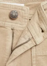 Pantalón culotte de pana color beige, tiro alto, con cierre de cremallera y botón, trabillas, dos bolsillos de parche delanteros y dos traseros.