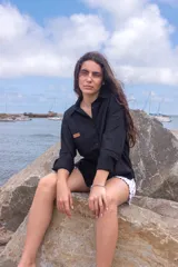 Camisa negra de lino con corte clásico, mangas largas y cuello camisero.