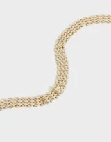 Collar corto dorado con cadena de eslabones de metal de tira ancha y cierre de mosquetón.