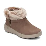 Bota casual Skechers On The GO Joy - Savvy color marrón, con caña baja, forro de piel sintética y cierre lateral con cremallera.