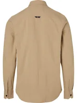 Camisa beige de manga larga, confeccionada en tejido texturizado de algodón. Presenta cuello camisero, cierre con botones, bolsillo en el pecho con insignia del logo de Calvin Klein y puños con botones.