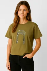 Remera de manga corta color blanco, corte holgado y cuello redondo. Presenta un estampado frontal con un diseño de sello postal con flores de cerezo.